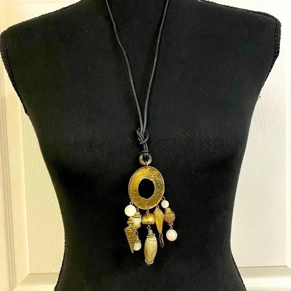 LEATHER NECKLACE WITH BEADS AND GOLD ACCENTS